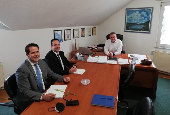 9117B1E6-452A-40A7-8825-FFE100E05AB3