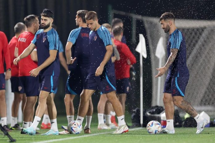 KATAR 2022: Trening hrvatske nogometne reprezentacije na trening kampu Al Ersal 3 u Dohi
