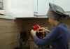Pogledajte kako Marko iz Rame, najmlađi kuhar u BiH, pravi pitu i kolače! (video)