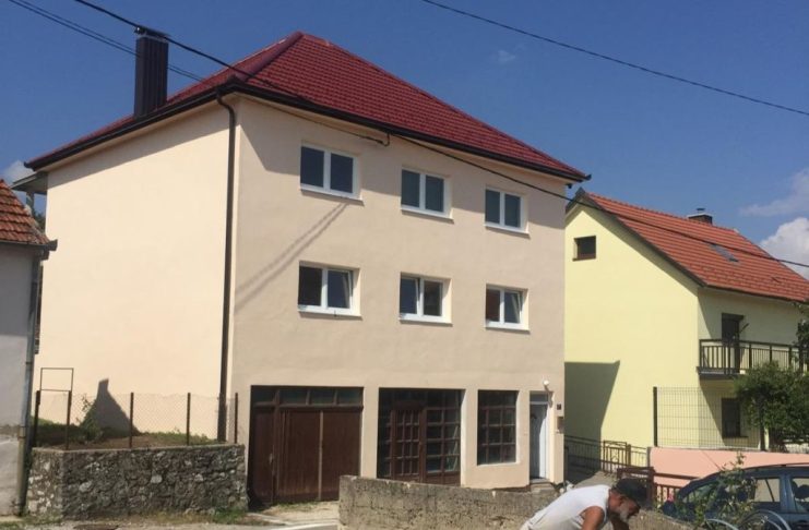 Tomislavgrad: Prodaje se kuća s poslovnim prostorom i dva stana