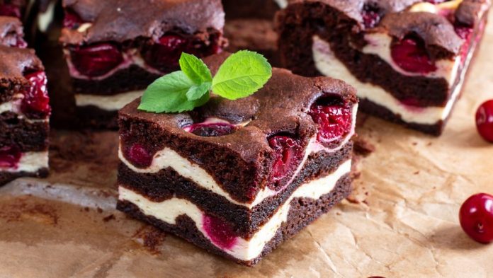 62567534-cokoladni-kolac-s-tresnjama-i-sirom