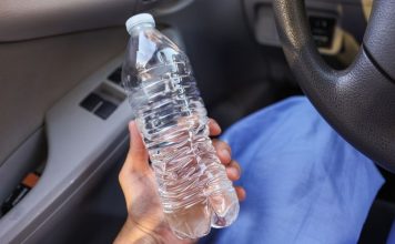 Boca vode u autu, torbi, na plaži: Koliko zapravo može stajati i biti dobra za piće?