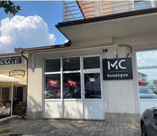 Iznajmljuje se poslovni prostor između Unicredit banke i Caffe bar Passage