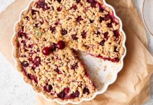 Čupava pita s trešnjama: Recept za desert koji osvaja ljubitelje voćnih kolača