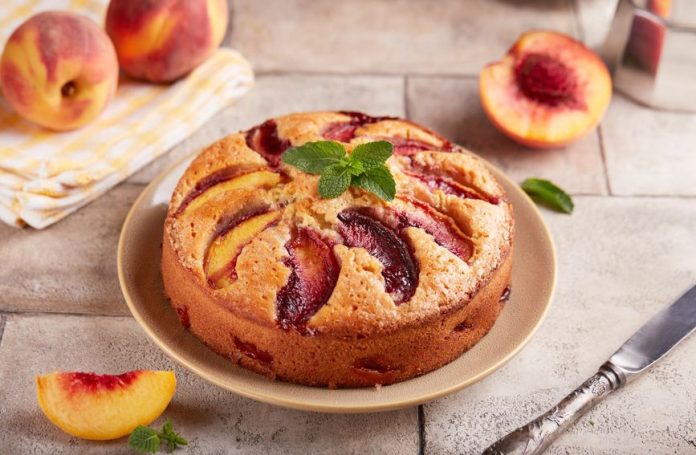 kolac-od-jogurta-s-breskvama