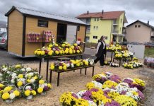 Tomislavgrad: Ponuda cvijeća i svijeća za Svi svete i Dušni dan (foto)