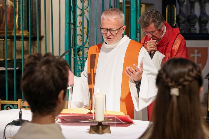 Fra Niko Leutar, misionar HKM Aargau i fra Ante Vučković.