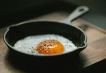 Evo zašto mnogi stavljaju led u tavu dok peku jaje na oko