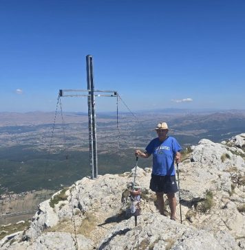 Dida Bože Drmić se uspeo na najviši vrh Kamešnice: Uspon posvetio prerano preminulome unuku Boži