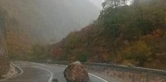Upozorenje vozačima na cesti Jablanica – Blidinje: Više odrona i veliki kamen na cesti